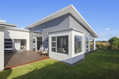Photo of property in 9 Taranui Way, Paraparaumu Beach, Paraparaumu, 5032