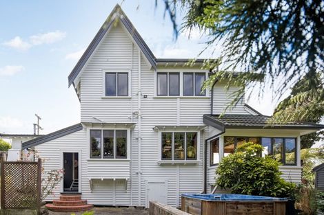 Photo of property in 69 Forest Lake Road, Forest Lake, Hamilton, 3200