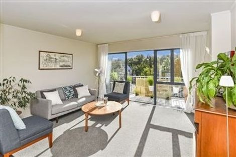 Photo of property in 2/1 John Jennings Drive, Oteha, Auckland, 0632