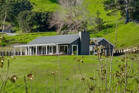 Photo of property in 48 Upper Whangateau Road, Big Omaha, 0985