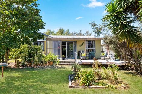 Photo of property in 13 Beach Street, Tangimoana, 4822