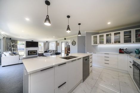 Photo of property in 126 Johnstone Drive, Fitzherbert, Palmerston North, 4410