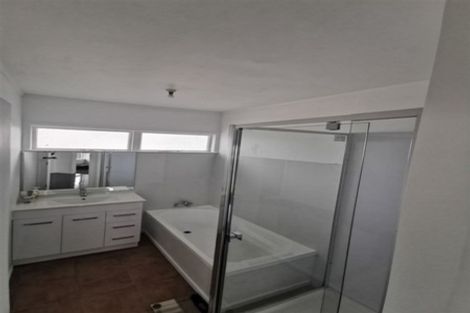 Photo of property in 3/240 Pakuranga Road, Pakuranga Heights, Auckland, 2010