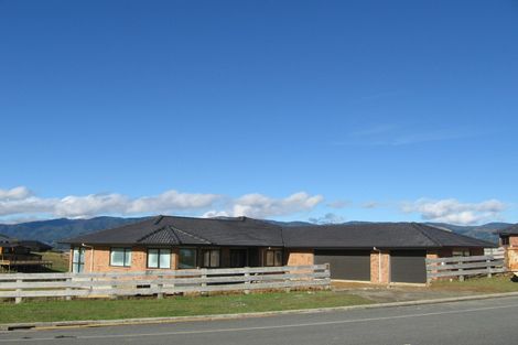 Photo of property in 19 Grace Nicholls Grove, Riverstone Terraces, Upper Hutt, 5018