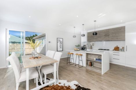 Photo of property in 16 Ropere Street, Kumeu, 0810