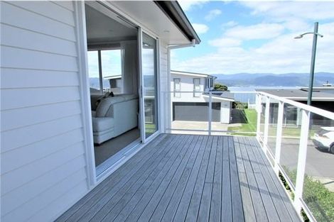 Photo of property in 10 Cromwell Point, Newlands, Wellington, 6037