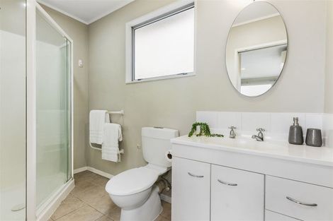 Photo of property in 13 Cunliffe Place, Glenfield, Auckland, 0629