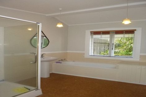 Photo of property in 2 Gow Street, Helensville, 0800