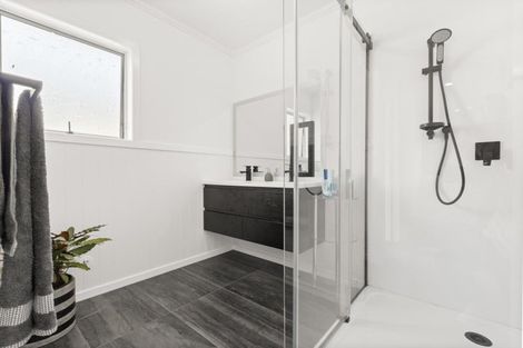 Photo of property in 46 Seaview Road, Marfell, New Plymouth, 4310