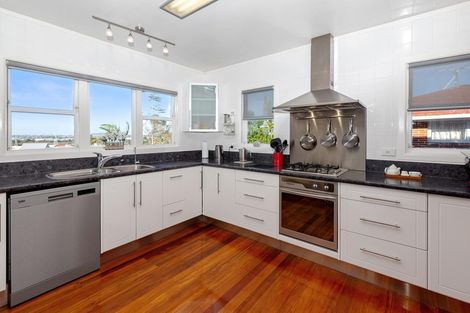 Photo of property in 6 Fowey Avenue, Te Atatu South, Auckland, 0610