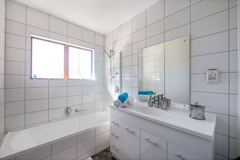 Photo of property in 2/36 Greendale Spur, Glenfield, Auckland, 0629