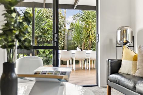 Photo of property in 2/66a Birkdale Road, Birkdale, Auckland, 0626