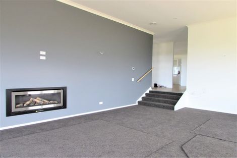 Photo of property in 14 Cessna Way, Newlands, Wellington, 6037
