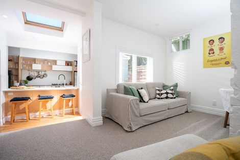 Photo of property in 16 Hawker Street, Mount Victoria, Wellington, 6011