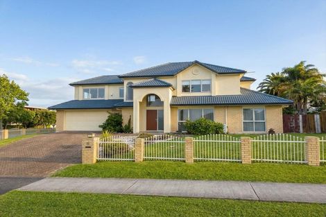 Photo of property in 2 Corta Bella Place, Golflands, Auckland, 2013