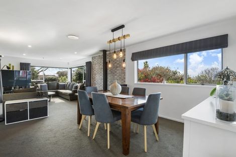 Photo of property in 127 Oaktree Avenue, Browns Bay, Auckland, 0630