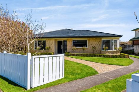 Photo of property in 6 Edna Wills Place, Hawera, 4610