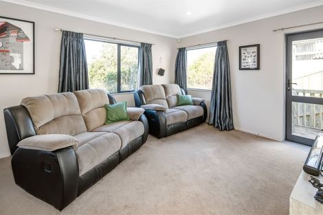 Photo of property in 29 Stewart Drive, Newlands, Wellington, 6037