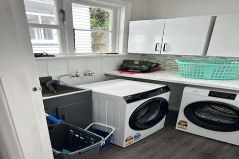 Photo of property in 114 Pinehaven Road, Pinehaven, Upper Hutt, 5019