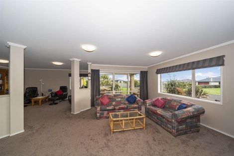 Photo of property in 8 Larlin Heights, Hawera, 4675