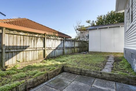 Photo of property in 53 Pupuke Road, Birkenhead, Auckland, 0627