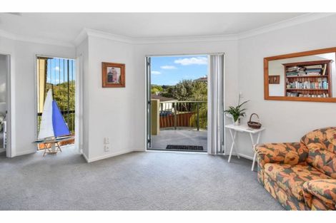 Photo of property in 2/11 The Rosebowl, Sunnyhills, Auckland, 2010