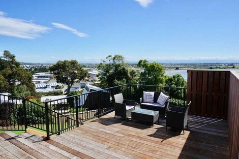 Photo of property in 27 Cannon Hill Crescent, Mount Pleasant, Christchurch, 8081