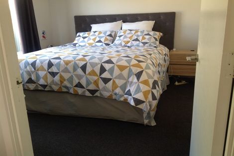 Photo of property in 2/247 Wairau Road, Totara Vale, Auckland, 0627