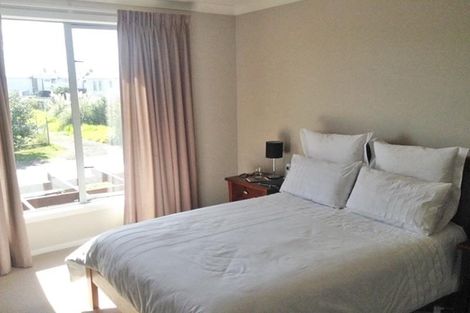 Photo of property in 9b Clearwater Cove, West Harbour, Auckland, 0618