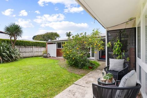 Photo of property in 3/6 North Avenue, Narrow Neck, Auckland, 0624