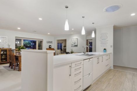 Photo of property in 18 St Clair Place, Browns Bay, Auckland, 0630