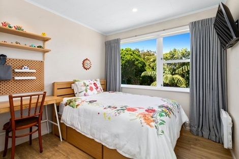 Photo of property in 28 Alwyn Place, Newlands, Wellington, 6037