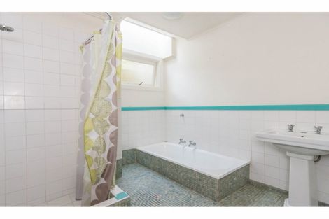 Photo of property in 17 Awaroa Road, Sunnyvale, Auckland, 0612