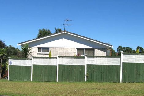 Photo of property in 2/23 Taitua Drive, Te Atatu South, Auckland, 0610
