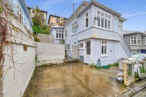 Photo of property in 8 Rixon Grove, Mount Victoria, Wellington, 6011