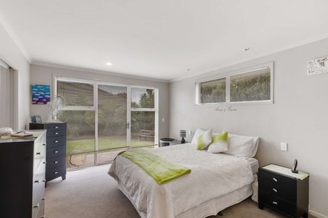 Photo of property in 15 Breaker Grove, Waiuku, 2123