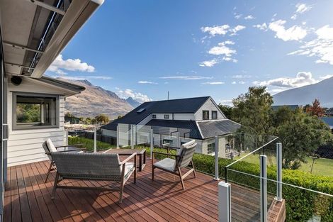 Photo of property in 23 Cedar Drive, Kelvin Heights, Queenstown, 9300