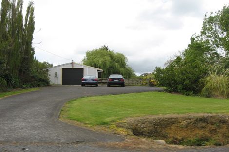 Photo of property in 87 Motu Road, Kumeu, 0891