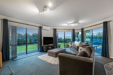 Photo of property in 21 Joseph Banks Drive, Whitby, Porirua, 5024