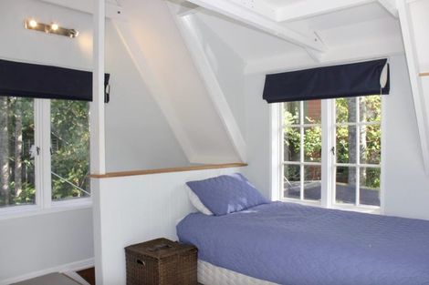 Photo of property in 39 Kauri Point Road, Laingholm, Auckland, 0604