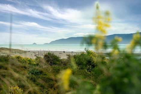 Photo of property in 43 Field Way, Waikanae Beach, Waikanae, 5036