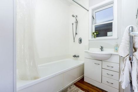 Photo of property in 1/93 Lake Road, Belmont, Auckland, 0622