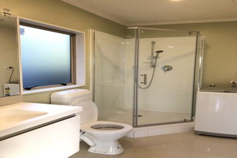 Photo of property in 28 Goldfinch Rise, Unsworth Heights, Auckland, 0632