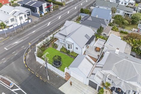 Photo of property in 18 Morley Street, New Plymouth, 4310