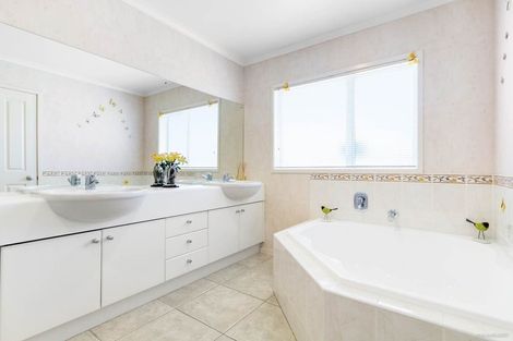 Photo of property in 8 Willowbank Close, East Tamaki Heights, Auckland, 2016