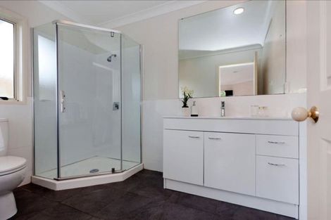 Photo of property in 28 Frank Nobilo Drive, Golflands, Auckland, 2013