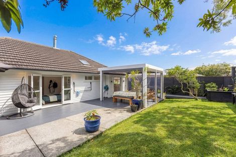 Photo of property in 70 Selwyn Crescent, Forrest Hill, Auckland, 0620
