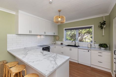 Photo of property in 11 Tiromoana Road, Raumati South, Paraparaumu, 5032