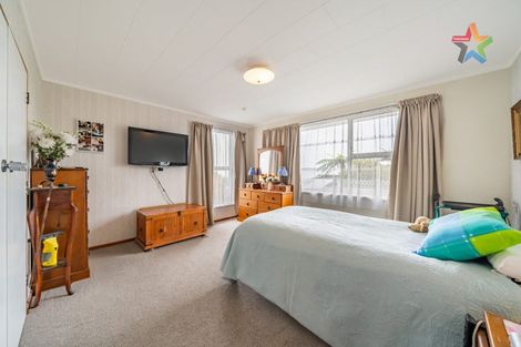 Photo of property in 2 Honeysuckle Grove, Maungaraki, Lower Hutt, 5010
