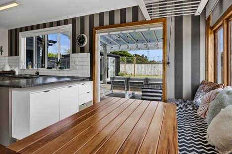 Photo of property in 9 Omata Road, Westown, New Plymouth, 4310